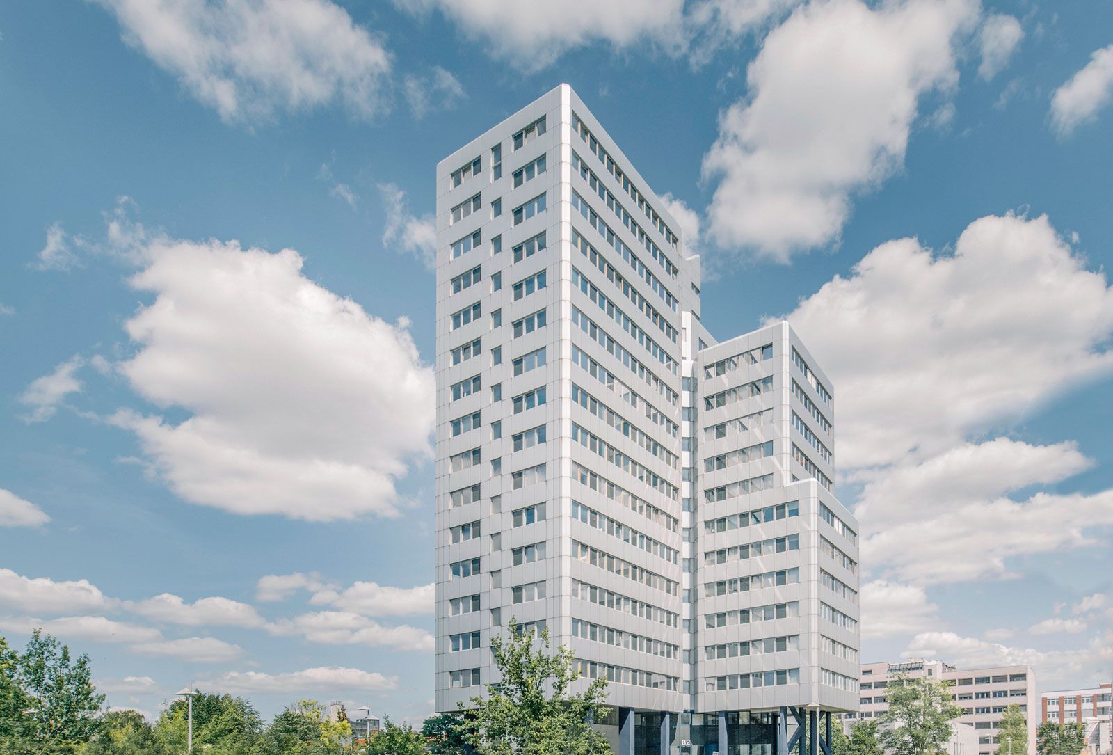 Catella Property Consultants vermittelt Berliner Bürohochhaus an Coros